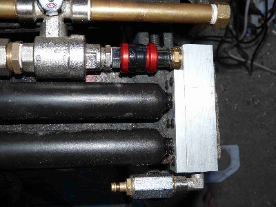 photo showing manifold with threading for 2 x 88g Co2 cylinders, ball vallve and slide valve.