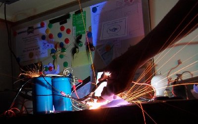 slightly more energy(486j) between copper pennies. steel wool is MUCH more exciting, even with 6.5j