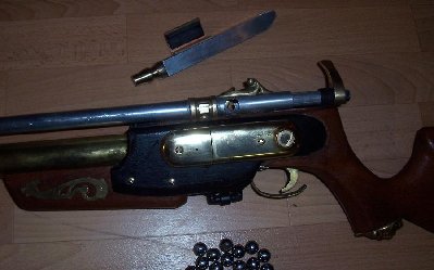 magazineshatterhand 003.JPG (128.43 KiB) Viewed 5121 times so proud right now..Notice the rubber washers on the bolt wich help to keep it locked and work as a bumper for the action.