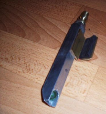 magazineshatterhand 004.JPG (90.89 KiB) Viewed 5096 times You can see the marble inside wich is glued to the magspring.The only way to push out the last BB.<br />The bracket slides in between the barrel and chamber and locks in position between the black sideplates of the body.