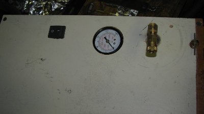 The top of the air compressor box, from left to right:<br />on/off switch, pressure gauge, compressor output with quick disconnect, and bleed valve