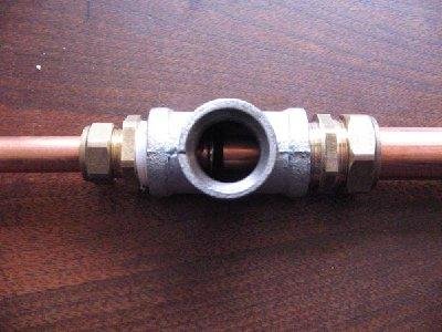 look closely at the picture.THe barrel port is shortened.The piston should be guided in 20 mm pvc, further into the Tee.It should be visible from this side.