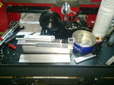 Obviously the return spring won't stay there like that, it's there just to give an idea of how the system works.