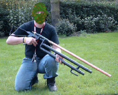 Me and the gun, to give you an idea how big it is. It holds very confortable, notice here the bipod is unmounted