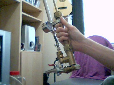 2007-10-12-39417.jpg (130.06 KiB) Viewed 3839 times Pumping this gun up is a breeze, the chamber is perfect as a grip as you can see.